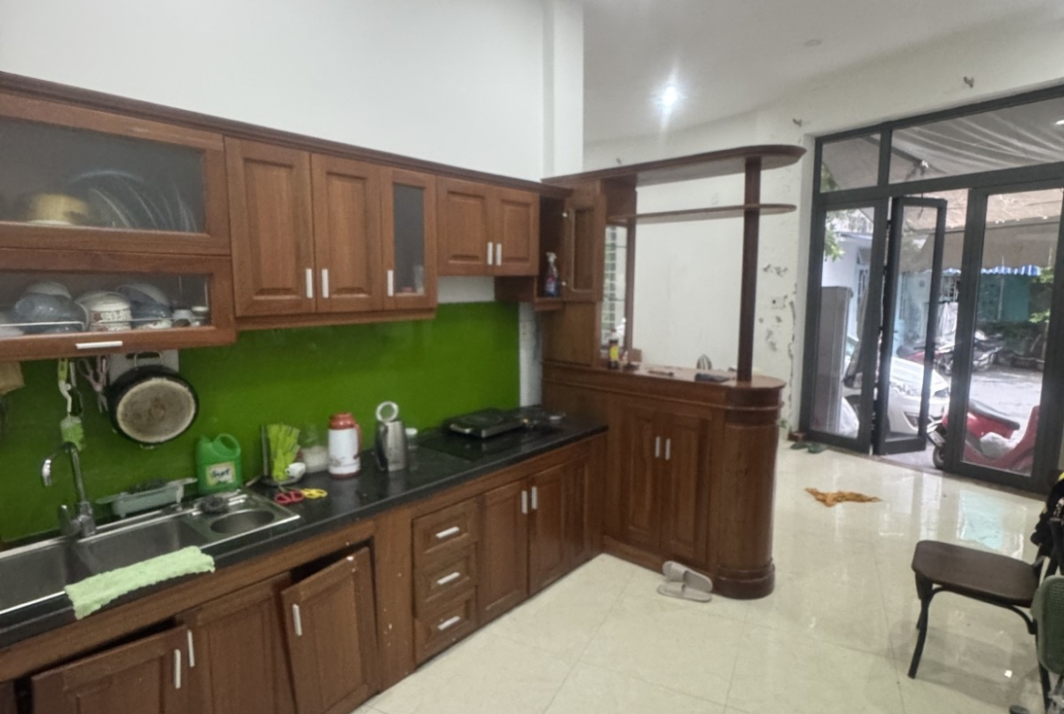 Bán nhà mặt phố 3 tầng, kiệt ô tô đường Nguyễn Tất Thành,cách biển 80 mét.